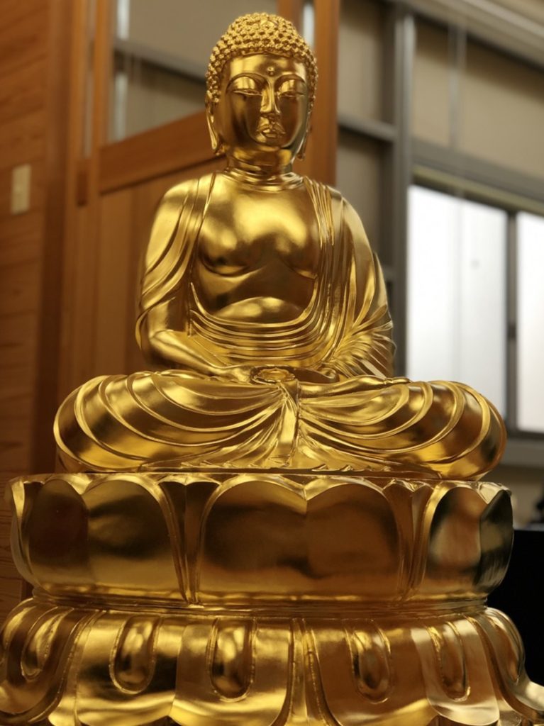 Seated statue of Kannon (23.4K gold leaf on the bronze) 観音像坐像(一号色金箔、ブロンズ)