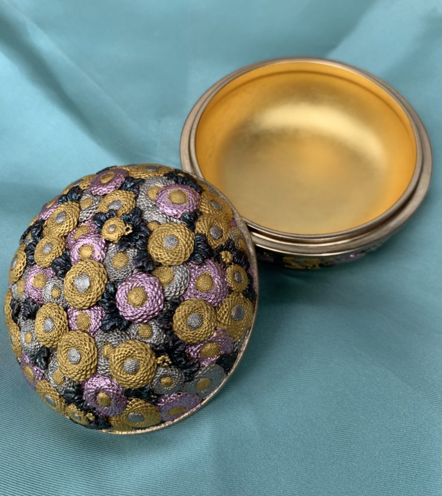 Incense container with floral design (various foil on the bronze) 貼分花尽紋香合(様々な箔、ブロンズ)