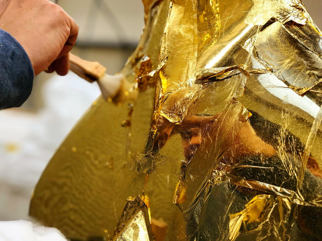 Working scene of mirror finishing (23.7K gold leaf on the FRP) 鏡面仕上げの作業過程風景(五毛色金箔、FRP素材の現代アート立体作品)