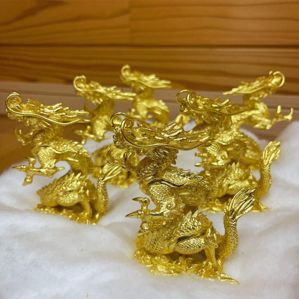 Dragon figurine(22.7K gold leaf on bronze) 龍の小像(四号色金箔、ブロンズ)