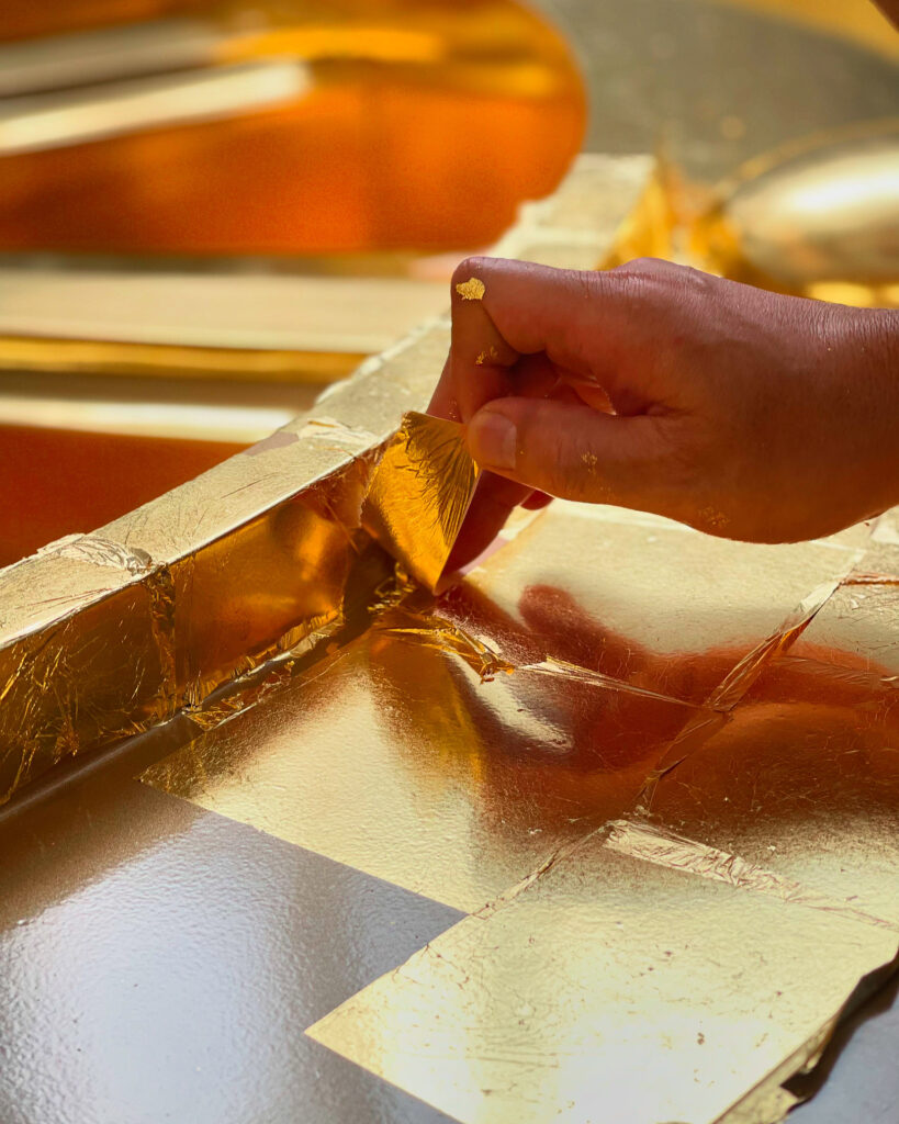 Working scene of gilding.(23.4K gold leaf on aluminum casting) 箔押し作業風景(一号色金箔、アルミ鋳物)